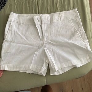 Comfy white shorts, size 3 for women